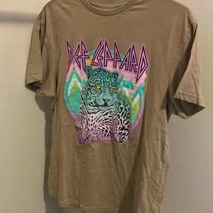 Women’s Def Leppard graphic tee.